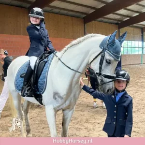 wat is hobby horse dressuur rijden manege bixie wedstrijd bakletters